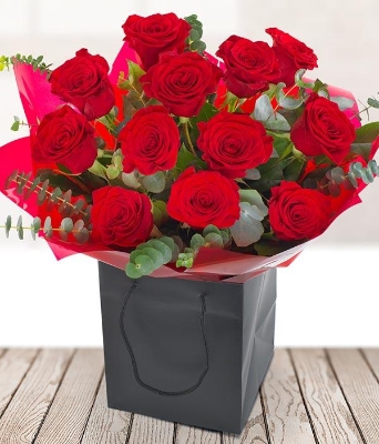 12 Freedom Red Roses